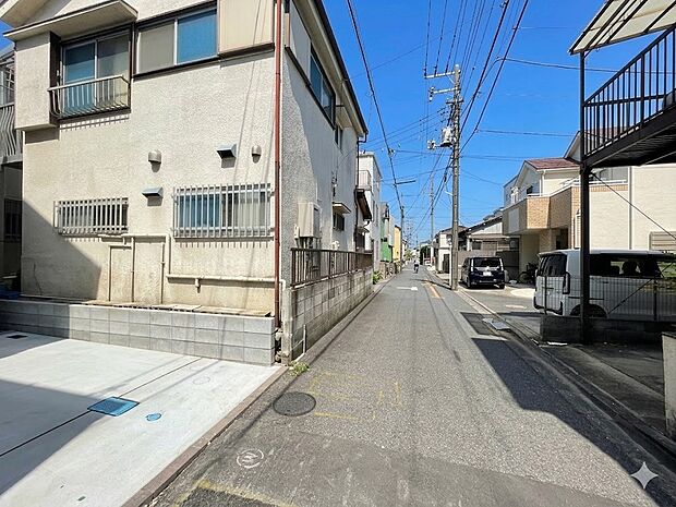 前面道路でお車を駐車するのも楽々。