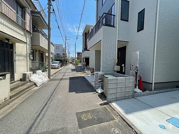 前面道路の日当たりの良い明るいお家。