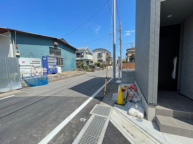 前面道路でお車を駐車するのも楽々。