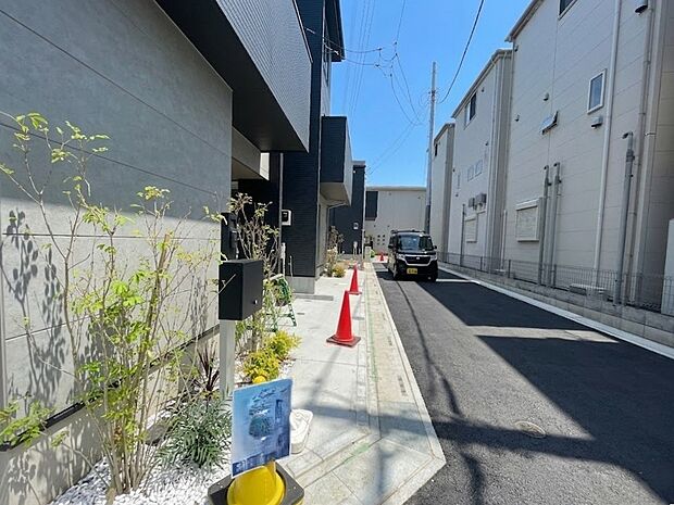前面道路の日当たりの良い明るいお家。