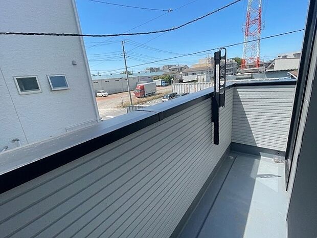 青い空が近くに感じるバルコニーは、爽やかな風をお部屋へ運んでくれます。