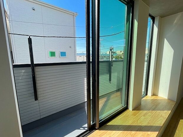 太陽の光が燦々と降り注ぐ広さのあるバルコニーで毎日のお洗濯も快適に。太陽は心を元気にしてくれますよね。