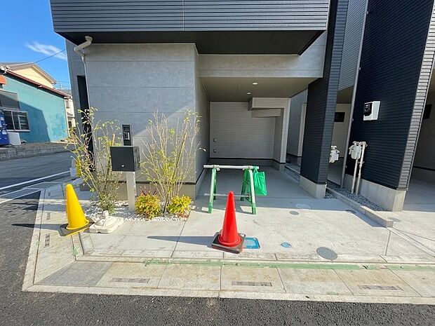 戸建ての購入を検討することになったきっかけに「駐車場を持てること」を挙げる方が多くいらっしゃいます。駐車場代金を支払続ける必要がないことは、駐車場付き戸建を持つ最大のメリットです。