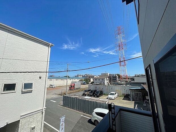周辺は高い建物が無く、解放感が感じられます。