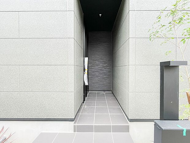 玄関の扉を開けるとそこは家族の待つお家。笑い声が聞こえてきそう。