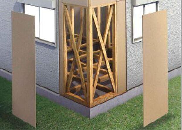 外周部に、厚さ9mmの構造板を施工。建物全体を面で覆った構造は、日本古来の木造軸組工法と、欧米で普及している2×4工法(枠組壁工法)とのハイブリッドとも呼べるものです。地震や台風時などに発生する「横