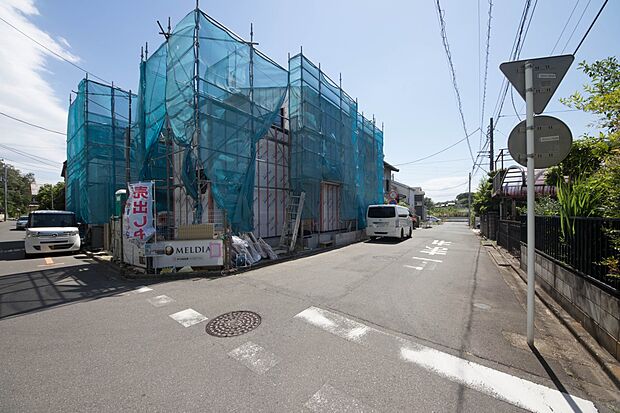 前面道路は6mあり広いので駐車も楽ちん。