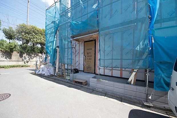 堂々たる趣ながら、主張し過ぎずどこか余裕を感じさせるシャープなフォルムで佇む邸宅は、晴天の空と照らし合わせる事で、本来あるべき完成形の姿を見せてくれます。
