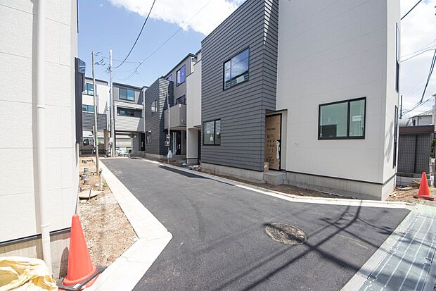 上質感漂う玄関へのアプローチ。居住者の帰り、訪れる方を優しく迎える・安らぎに満ちた生活空間を予感させる。健やかな暮らしを楽しめそう。