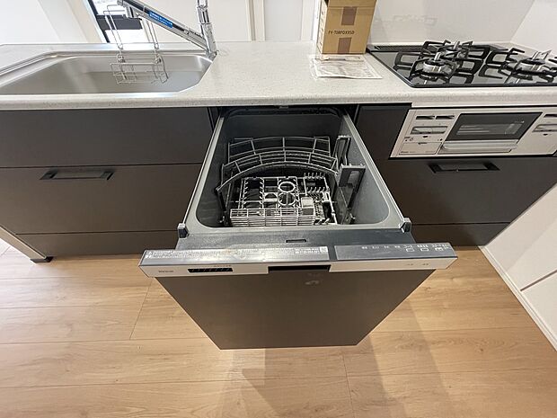 ビルトイン食器洗乾燥機。家事のお手伝いをしてくれる奥様の味方です。食器を洗っている間にお掃除など、様々なシーンで家事の時短に役立つ食洗機。省スペースのビルトインタイプを採用致しました。