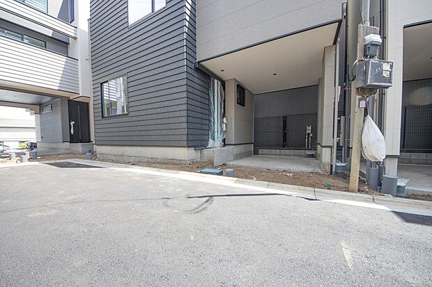 ビルトインガレージは、車がきれい。ビルトインガレージなら「野ざらし、雨ざらし、吹きさらし」になりません。汚れやいたみは減り、車の掃除もラクになります。