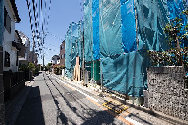 堂々たる趣ながら、主張し過ぎずどこか余裕を感じさせるシャープなフォルムで佇む邸宅は、晴天の空と照らし合わせる事で、本来あるべき完成形の姿を見せてくれます。