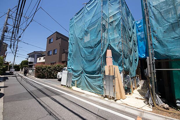 街に溶け合う美しい景観と、採光や風通しを考えて設計された間取り。近隣の視線を考え調整した窓位置など、外観だけでなく、住まうご家族の心地よさを最優先しました。