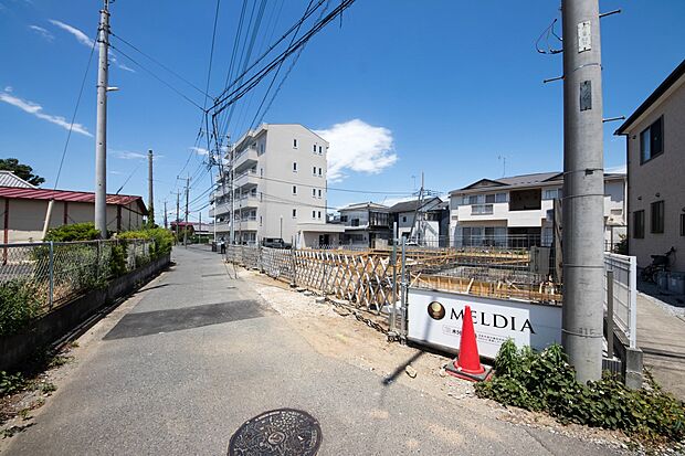前面道路の日当たりの良い明るいお家。