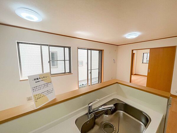 人工大理石のワークトップやシンクは、水を流しただけできれいになったように見えます。白いキッチンは明るく清潔感があり、とっても素敵です。