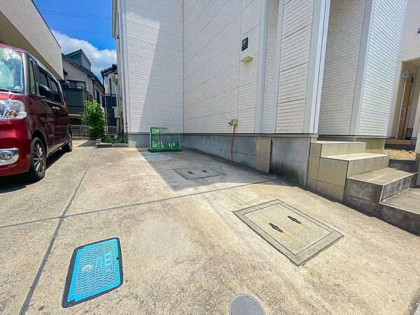 通勤や家族の送迎など、毎日の生活にマイカーが欠かせない方にとって駐車場は大事な条件。敷地内にカースペースがあれば、お出かけやお買い物の際の搬入出もらくらくです。