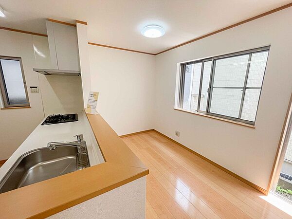 キッチン吊戸棚を無くす事によって、コミュニケーションを重視した設計に致しました。区画によって変わる一体感を、実際にご覧になって頂けましたらと思います。
