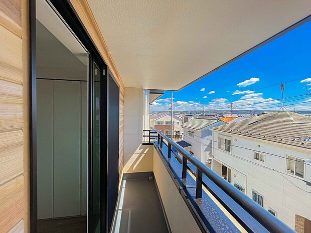 青い空が近くに感じるバルコニーは、爽やかな風をお部屋へ運んでくれます。