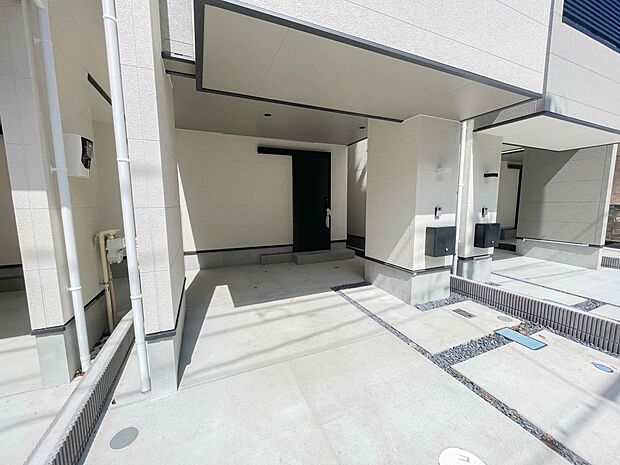 駐車場がある戸建を持つ最大のメリットは、駐車場代金を支払い続ける必要がないことです。賃貸住宅に住んでいる方が、戸建の購入を考えるきっかけに挙げることが多いようです。
