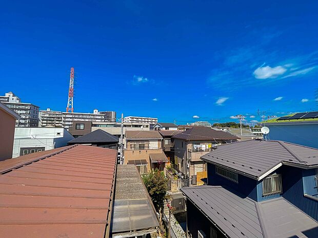 周辺は高い建物が無く、解放感が感じられます。