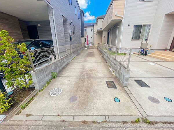通勤や家族の送迎など、毎日の生活にマイカーが欠かせない方にとって駐車場は大事な条件。敷地内にカースペースがあれば、お出かけやお買い物の際の搬入出もらくらくです。