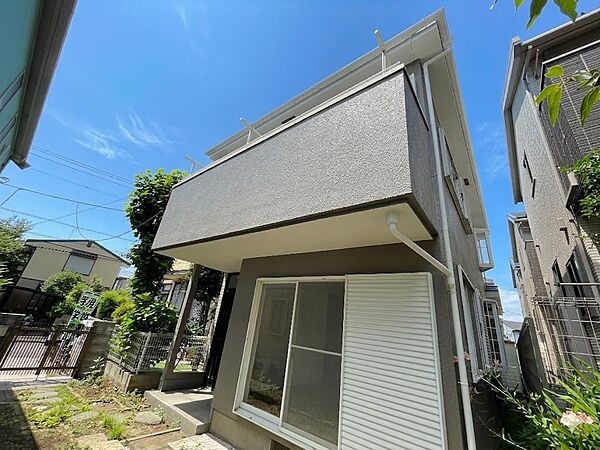 街に溶け合う美しい景観と、採光や風通しを考えて設計された間取り。近隣の視線を考え調整した窓位置など、外観だけでなく、住まうご家族の心地よさを最優先しました。