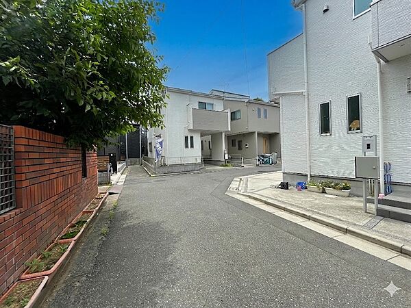 前面道路の日当たりの良い明るいお家。