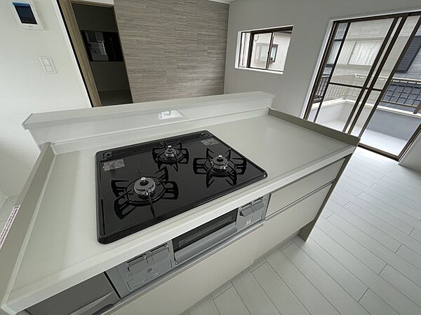 三口コンロで料理の幅を拡げてくれる使いやすいシステムキッチンを採用。洗い場も大きいので野菜や食器を洗ったりする際にも捗り、奥様の強い味方となってくれるはずです。