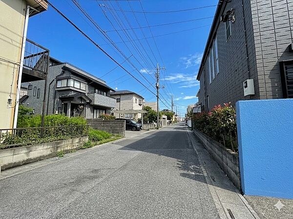 前面道路の日当たりの良い明るいお家。