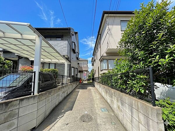 通勤や家族の送迎など、毎日の生活にマイカーが欠かせない方にとって駐車場は大事な条件。敷地内にカースペースがあれば、お出かけやお買い物の際の搬入出もらくらくです。