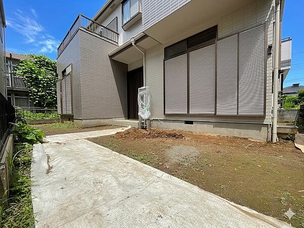 一戸建ての醍醐味は、何といっても庭があること。花や野菜を育てたり、子供と遊んだり、お客様を迎えたり…。大切なペットと過ごす心地良いスペースにもなりますね。