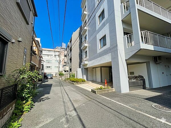 季節感を演出する多彩な樹木と豊かな彩りが重なり、四季折々の変化を楽しめる心地よい場所となることでしょう。時間の経過と共に味わいが出る素敵な空間へ。