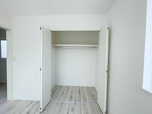 壁面クローゼットのメリットは、衣類が横一列に並ぶためひと目で洋服が選びやすいこと。衣類をたくさんお持ちの方も、限られたスペース内に無理なく収納することができます。