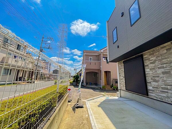前面道路の日当たりの良い明るいお家。