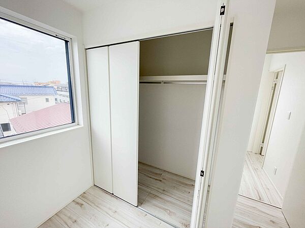 壁面クローゼットのメリットは、衣類が横一列に並ぶためひと目で洋服が選びやすいこと。衣類をたくさんお持ちの方も、限られたスペース内に無理なく収納することができます。