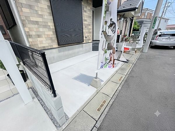 前面道路の日当たりの良い明るいお家。