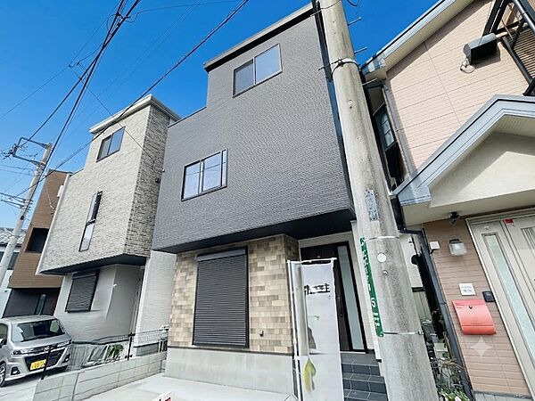 豊かで快適な暮らしを。ここから始まる「日常」はご家族にとってかけがえのない時間となります。少しでも豊かに、快適に。そんな想いから本邸宅は生まれました。