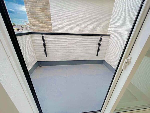 青い空が近くに感じるバルコニーは、爽やかな風をお部屋へ運んでくれます。