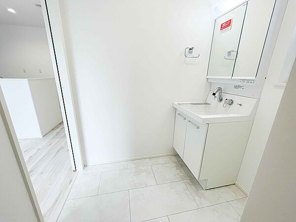 洗面室のある脱衣所は広々。脱いだお洋服をそのままお洗濯。