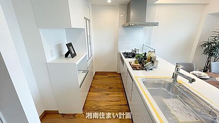 ビルトイン食洗機、ディスポーザーを備えたスライド収納付きのシステムキッチン。豊富な収納力で、調理器具から調味料まで、効率良く出し入れ可能です。
