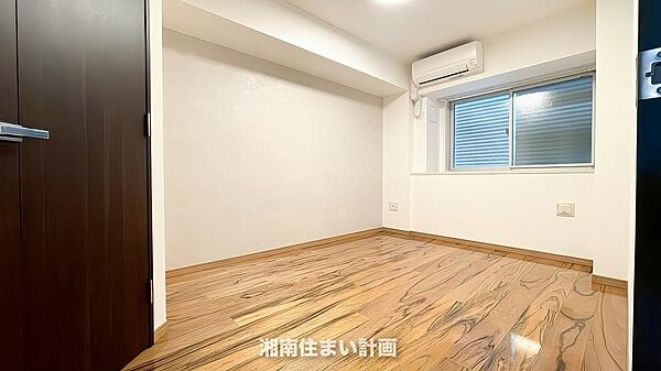 洋室6帖。ベッドスペースを確保しつつ、収納力豊富なウォークインクローゼットを完備。居室を最大限に活用できる無駄のない空間です。