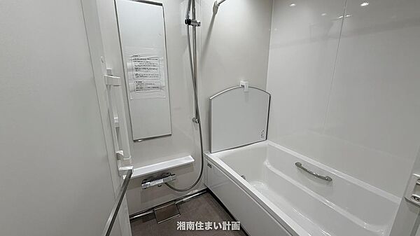 梅雨の季節や、秋の長雨など、外に洗濯物が干せない時期にも、天気や気温を気にせず洗濯物を干すことができる浴室乾燥機付きです♪