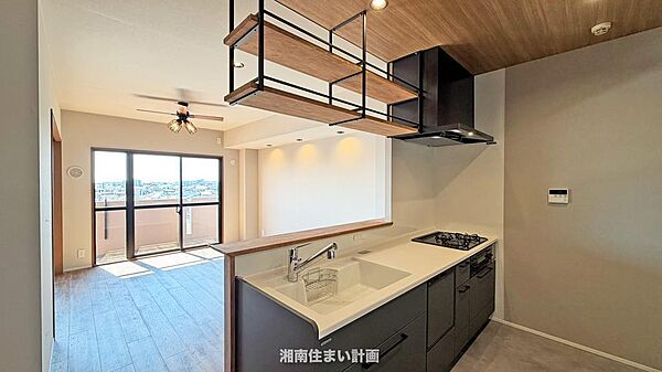 スライド収納付きのシステムキッチン。収納たっぷりなので料理器具や調味料など細かな物も取りやすい設計です。あったら嬉しい食洗機を完備しました。