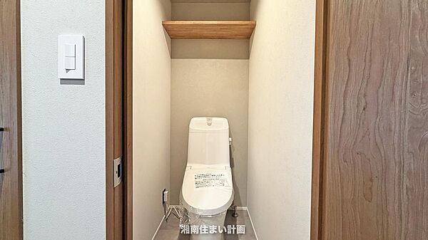 洗浄機能付き便座を装備。冬の寒い時期には暖房機能も活躍。快適にご利用いただけます。また、背面収納にはトイレットペーパーなど収納できます。