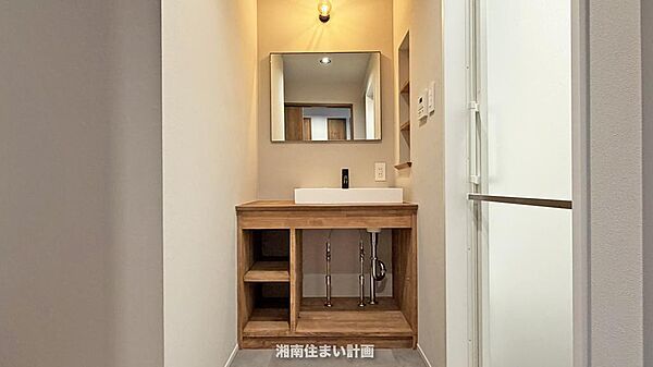 限られたスペースのわずかな隙間も無駄にしない、造作ならではの空間にフィットするデザイン設計。扉の無いオープン収納は通気性に優れ、リネンなどの出し入れもスムーズです。