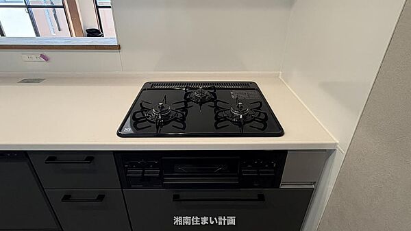 複数の調理が同時に叶う3口ガスコンロ。グリル付きで効率良くお使いいただける設備です