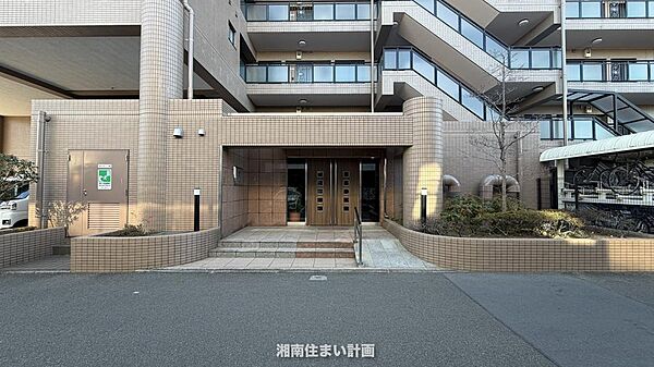 エントランスに続くアプローチの階段横には緩やかな勾配のワイドスロープが併設されており、子育て世帯からシニアまで安心して通行できる設計になっています。