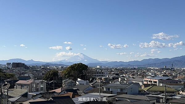 バルコニーから広がる開放的な眺望。天気の良い日には富士山を望むことができる魅力のポイントです♪