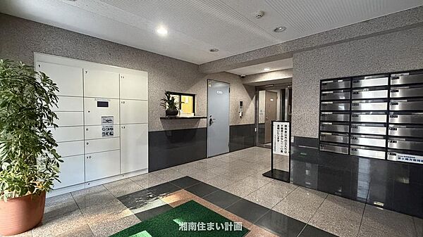 不在時や非対面で荷物を受取りが可能な宅配BOXを完備。再配達の手間を省き、忙しい毎日に嬉しい設備です。
