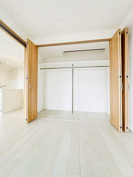 棚付きの収納がございますのでどんな大きさの荷物も収納でき、空間を余すことなく使えるのであったら嬉しい設備です。リビング周りの細かいものを収納してスッキリした部屋作りができます♪